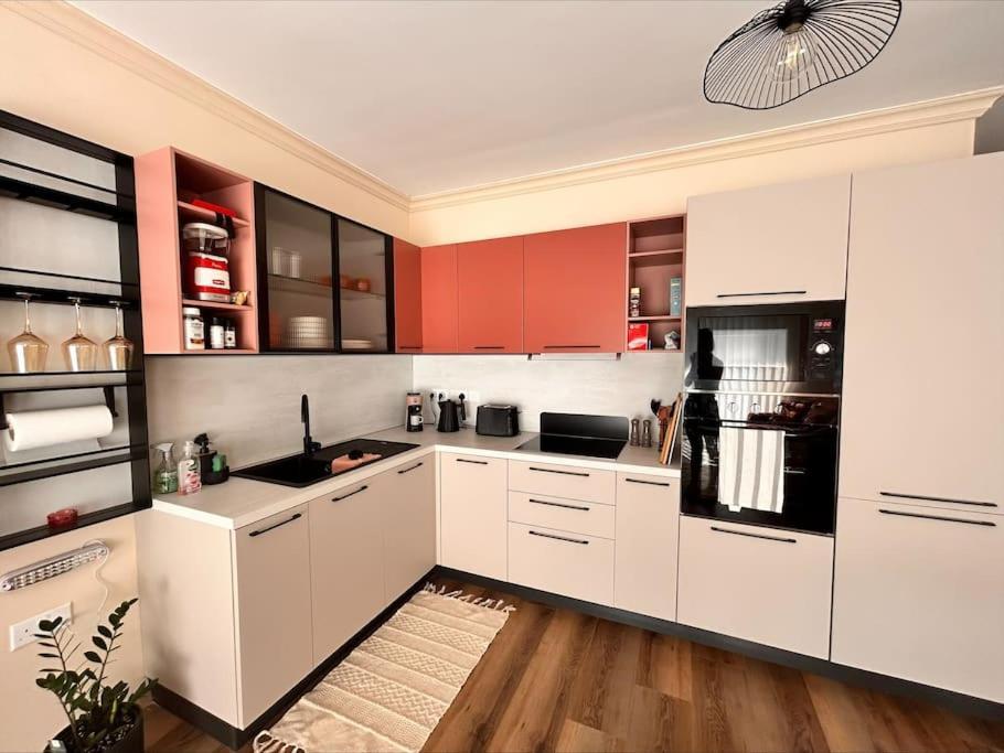 Luxury With Indoor Jacuzzi Apartment *